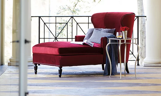 С чем сочетается кожаный диван красного цвета?